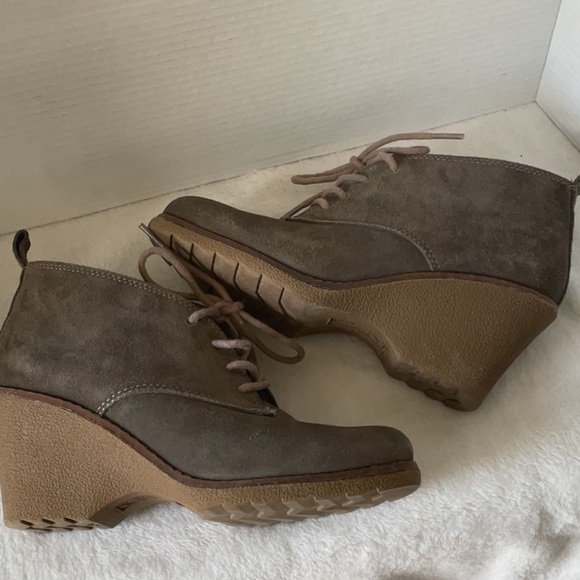 White Mountain Brown Ankle Booties with Timeless Appeal - Picture 5 of 6